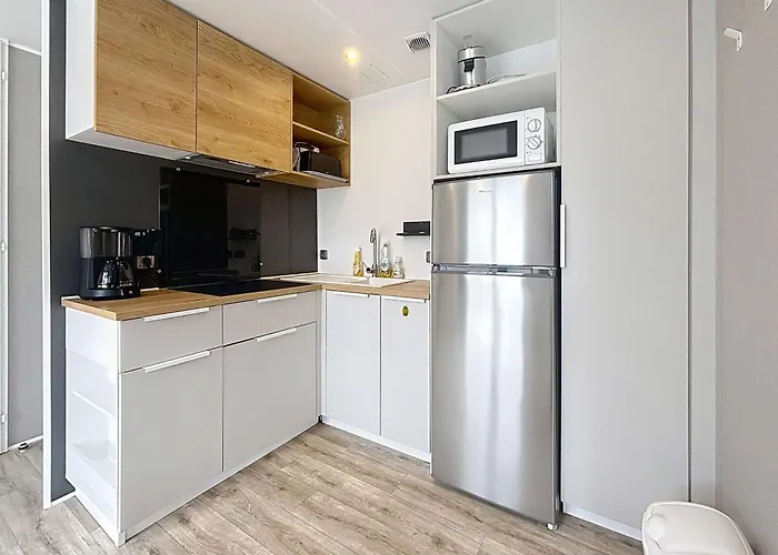 Hébergement de vacances Mobil-home Luxe à Jullouville: 200m Plage, Piscine Chauffée, 4 Pers, Parking, Wi-fi Inclus - Fr-1-361a-34 Jullouville